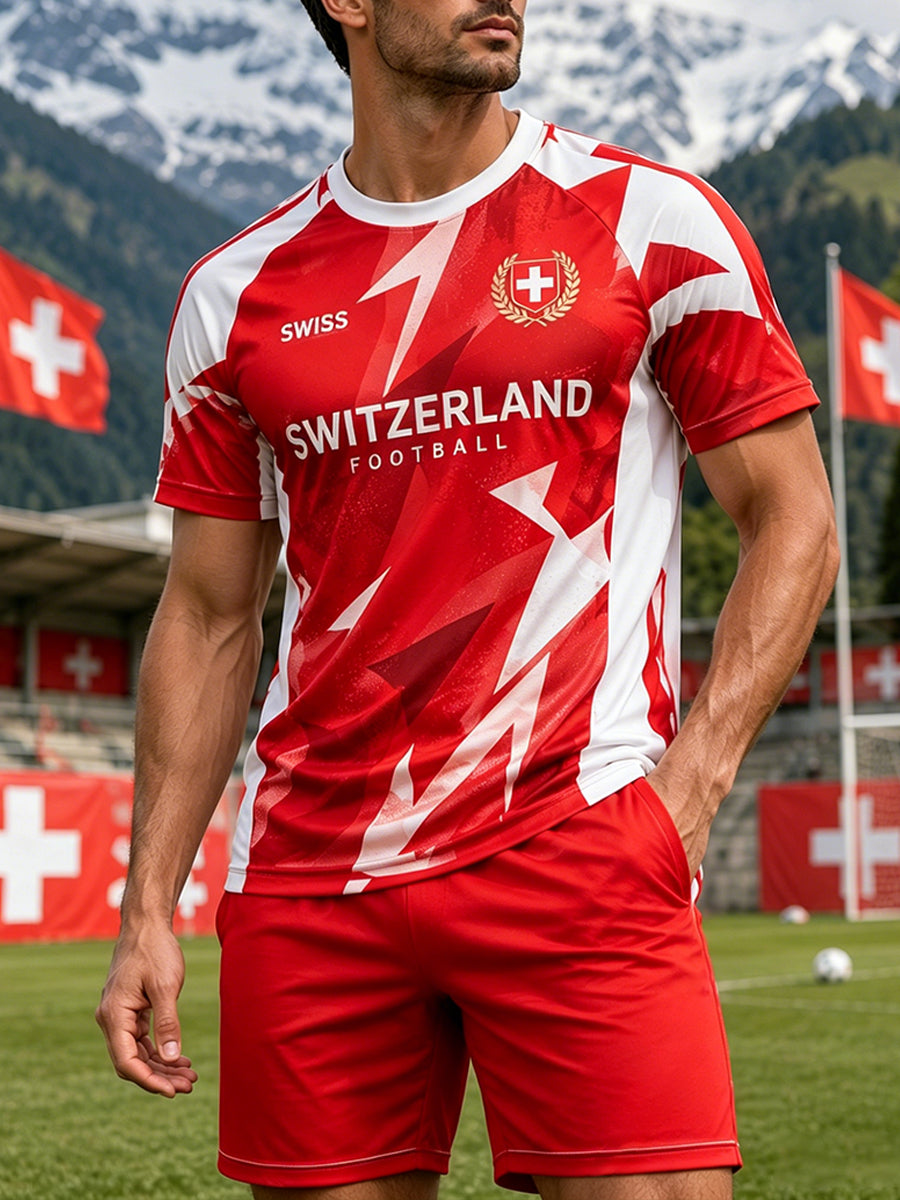 Herren-Set bestehend aus sportlichem T-Shirt mit Fußballmotiv und Raglanärmeln sowie Kurzarm-T-Shirt
