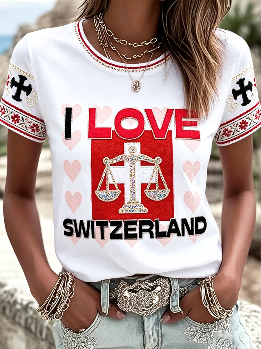 Weißes, lässiges T-Shirt für Frauen mit Herzen und schweizerischer Nationalflagge zum Nationalfeiertag