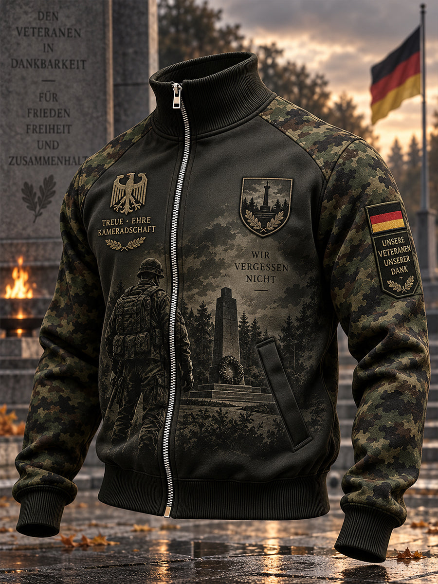 Herren-Jacke mit Motivdruck im Veteranenstil, Mock-Neck und durchgehendem Reißverschluss